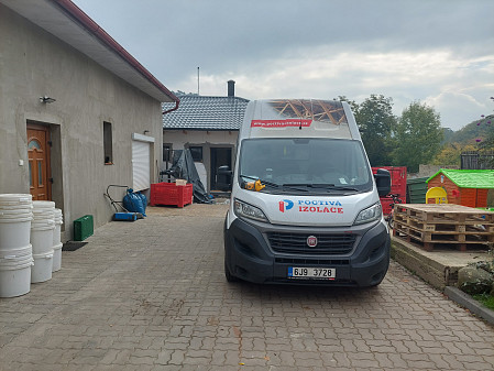 Zateplení stropu novostavby rodinného domu s valbovou střechou ve Stradonicích